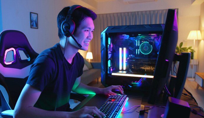 uomo al computer che avvia Norton 360 for Gamers