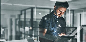 Uomo che utilizza un dispositivo tablet